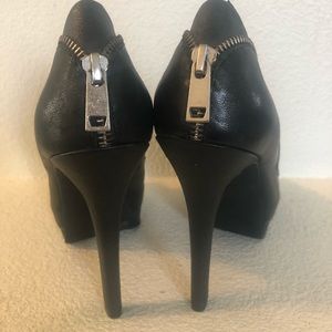 Jessica Simpson zippier heels